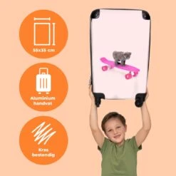 NoBoringSuitcases.com® Kinderkoffer - Handbagage Kinderen - Kitten - Skateboard - Roze - Meisjes - Kinderen - Trollet Op Wieltjes - Past Binnen 55x40x20 Cm En 55x35x25 Cm - Koffer Meisje -Reizen Verkoopwinkel 1200x1200 1