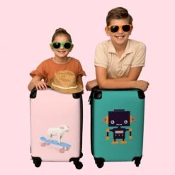 NoBoringSuitcases.com® Kinderkoffer - Trolley Kinderen - Varken - Roze - Skateboard - Kinderen - Meisje - Koffer Dieren - Past Binnen 55x40x20 Cm En 55x35x25 Cm - Reiskoffer Met Wielen -Reizen Verkoopwinkel 1200x1200 297