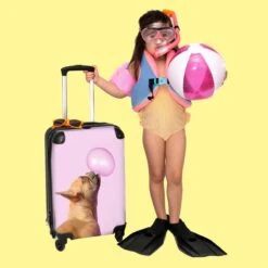 NoBoringSuitcases.com® Kinderkoffer - Hond - Dieren - Kauwgom - Roze - Kinderen - Trolley Kinderen - Past Binnen 55x40x20 Cm En 55x35x25 Cm - Reiskoffer Met Wielen - Koffertje -Reizen Verkoopwinkel 1200x1200 374