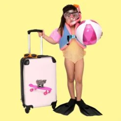NoBoringSuitcases.com® Kinderkoffer - Handbagage Kinderen - Kitten - Skateboard - Roze - Meisjes - Kinderen - Trollet Op Wieltjes - Past Binnen 55x40x20 Cm En 55x35x25 Cm - Koffer Meisje -Reizen Verkoopwinkel 1200x1200 4