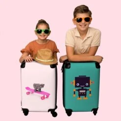 NoBoringSuitcases.com® Kinderkoffer - Handbagage Kinderen - Kitten - Skateboard - Roze - Meisjes - Kinderen - Trollet Op Wieltjes - Past Binnen 55x40x20 Cm En 55x35x25 Cm - Koffer Meisje -Reizen Verkoopwinkel 1200x1200 5