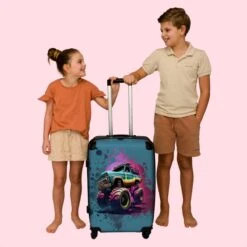 NoBoringSuitcases.com® Koffer Groot - Monstertruck - Verf - Graffiti - Roze - Neon - Trolley Koffer Met TSA-slot - Met Wielen - 90 Liter - Reiskoffer - 66 Cm -Reizen Verkoopwinkel 1200x1200 540