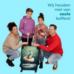NoBoringSuitcases.com® Koffer Groot - Krokodil - Kroon - Goud - Ballet - Portret - Trolley Koffer Met TSA-slot - Met Wielen - 90 Liter - Reiskoffer - 66 Cm -Reizen Verkoopwinkel 1200x1200 565