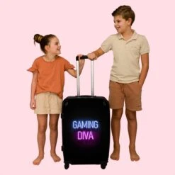 NoBoringSuitcases.com® Koffer Groot - Gaming - Quotes - Neon - Gaming Diva - Vrouwen - Trolley Koffer Met TSA-slot - Met Wielen - 90 Liter - Reiskoffer - 66 Cm -Reizen Verkoopwinkel 1200x1200 783