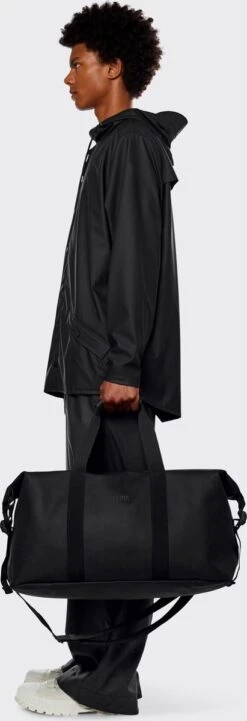 Rains Weekendtas 37 Liter - Zwart -Reizen Verkoopwinkel 411x1200 2