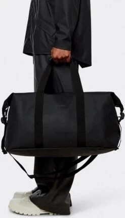 Rains Weekendtas 37 Liter - Zwart -Reizen Verkoopwinkel 688x1200 4