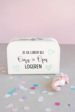 Merkloos ByMi |Koffertje Ik Ga Lekker Logeren Bij Opa En Oma| Aankondiging| Zwangerschap| Kraam Cadeau| Zwanger| Gepersonaliseerd 5 Merkloos ByMi |Koffertje Ik Ga Lekker Logeren Bij Opa En Oma| Aankondiging| Zwangerschap| Kraam Cadeau| Zwanger| Gepersonaliseerd -Reizen Verkoopwinkel 801x1200 8