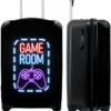 NoBoringSuitcases.com® Koffer - Trolley Op Wieltjes - Neon - Game Room - Tekst - Controller - Zwart - Reiskoffer - Past Binnen 55x40x20 Cm En 55x35x25 Cm - Koffertje - Trolley Handbagage